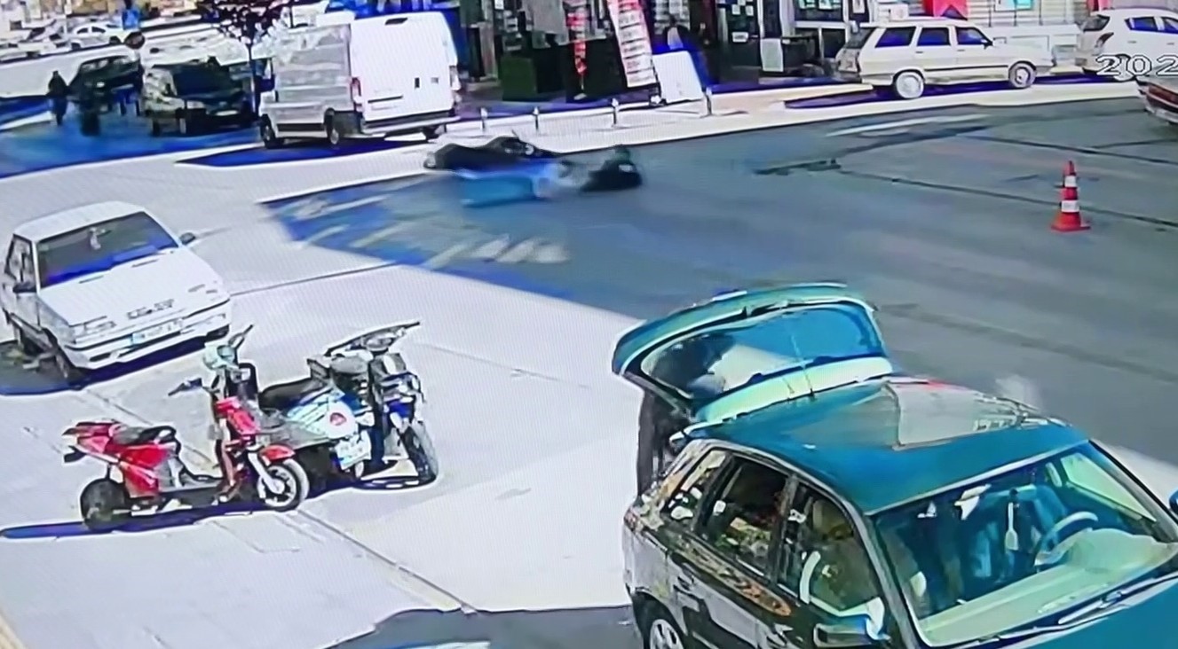 Motosikletin minibüsün altına girdiği kaza kameraya yansıdı