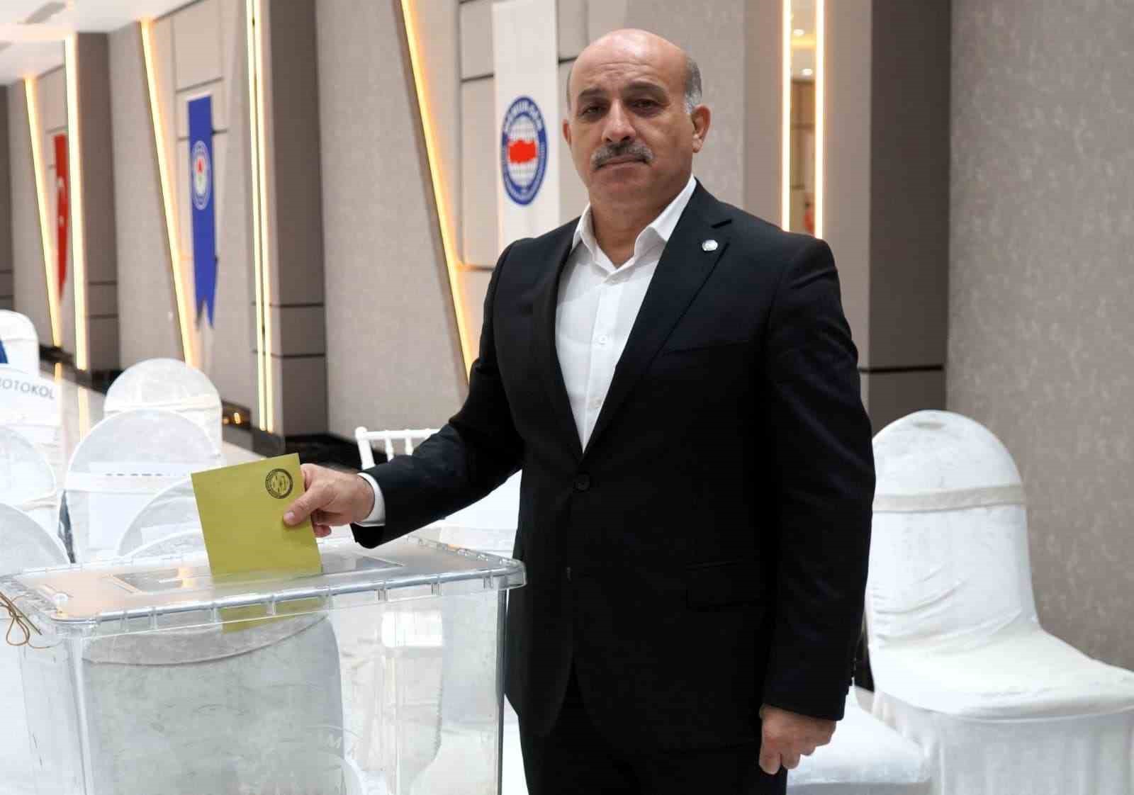 Eğitim-Bir-Sen Adana’da yeni yönetim mazbatasını aldı