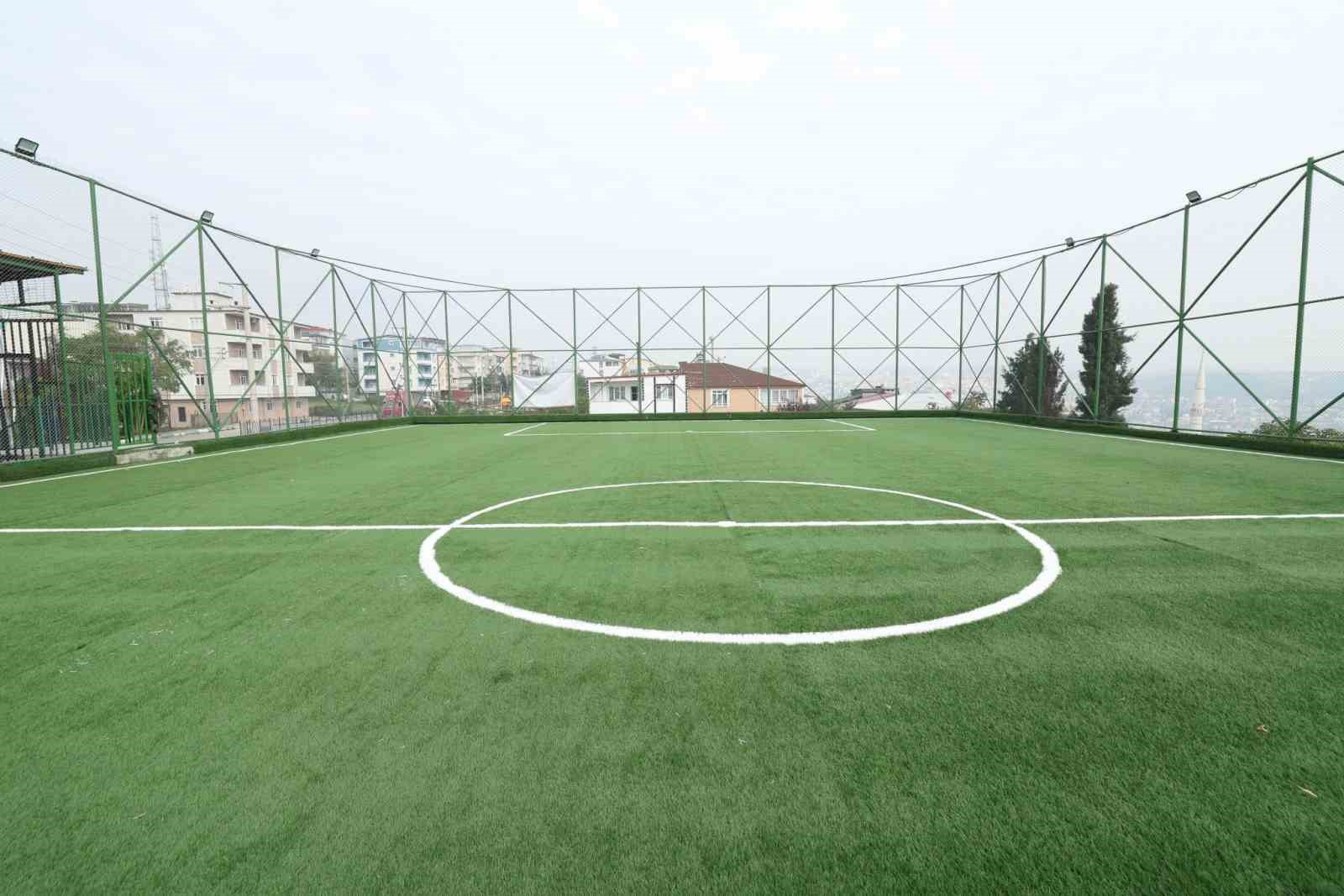 Diliskelesi’nde park ve halı saha yenileme çalışmaları sürüyor