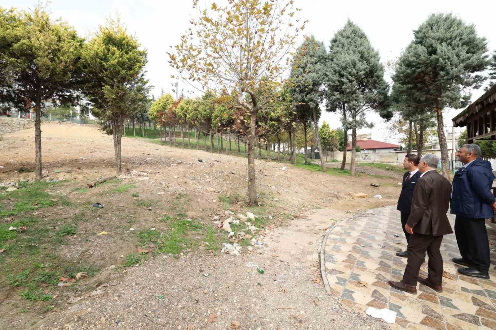 Diliskelesi’nde park ve halı saha yenileme çalışmaları sürüyor