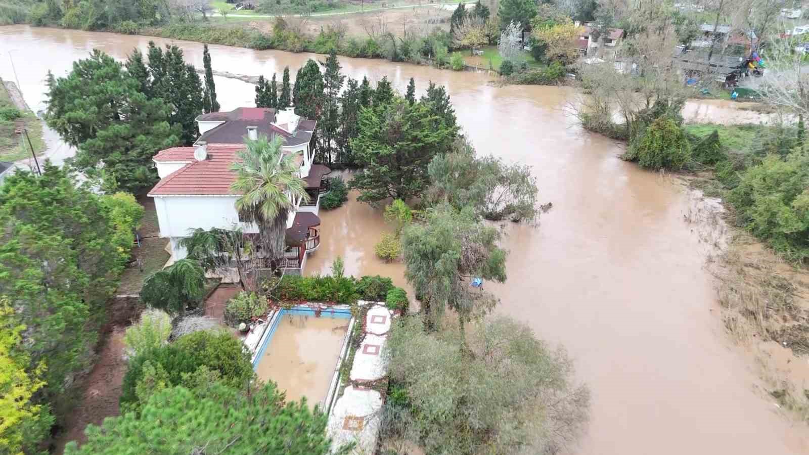 Şile’de göle dönen yollar havadan görüntülendi