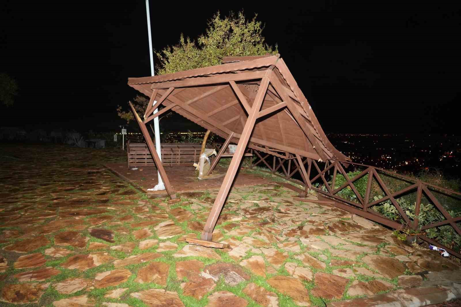 Kepez’de hortum felaketinin izleri siliniyor