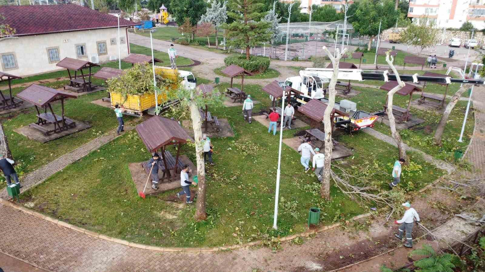 Kepez’de hortum felaketinin izleri siliniyor