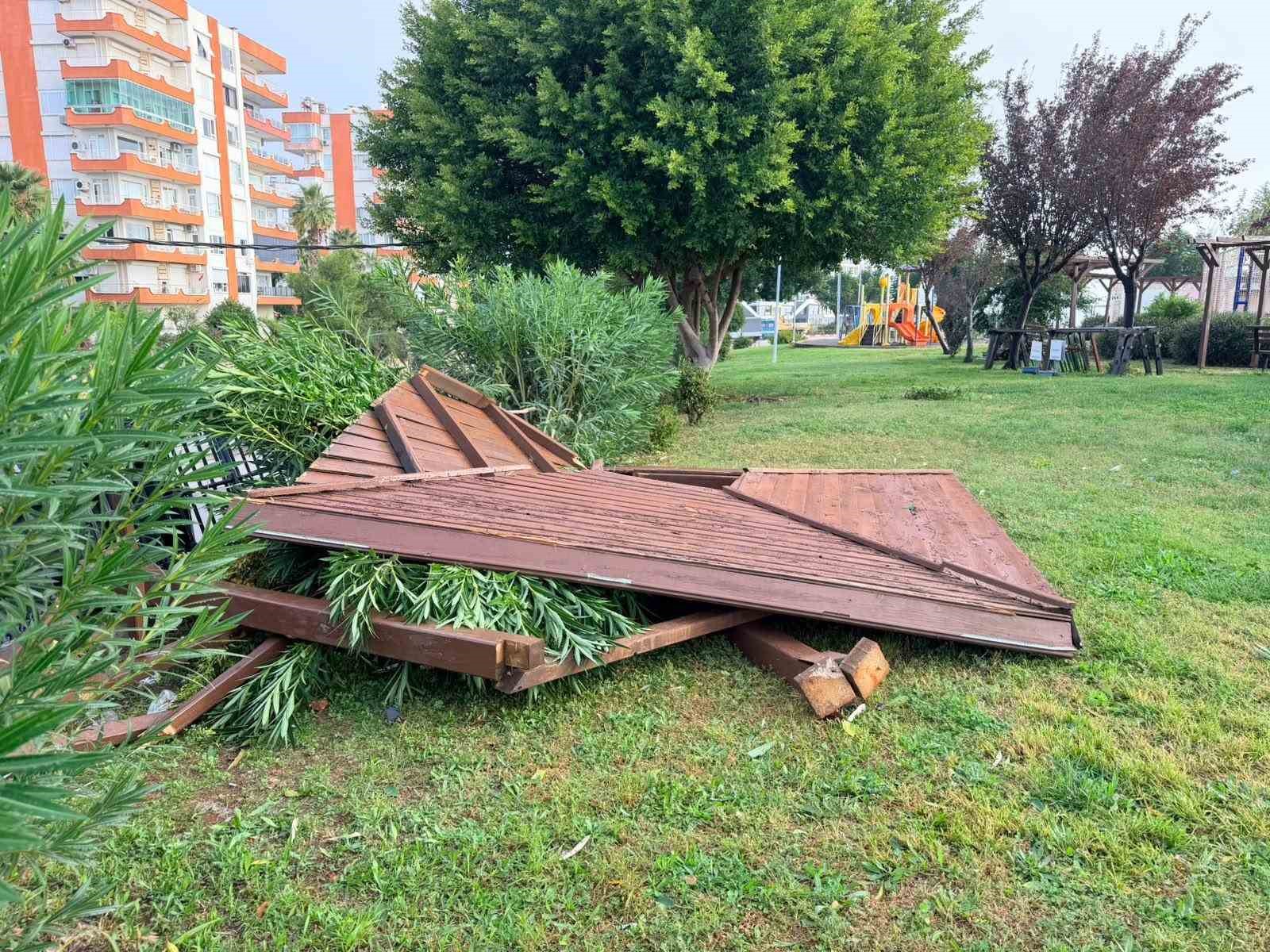Kepez’de hortum felaketinin izleri siliniyor