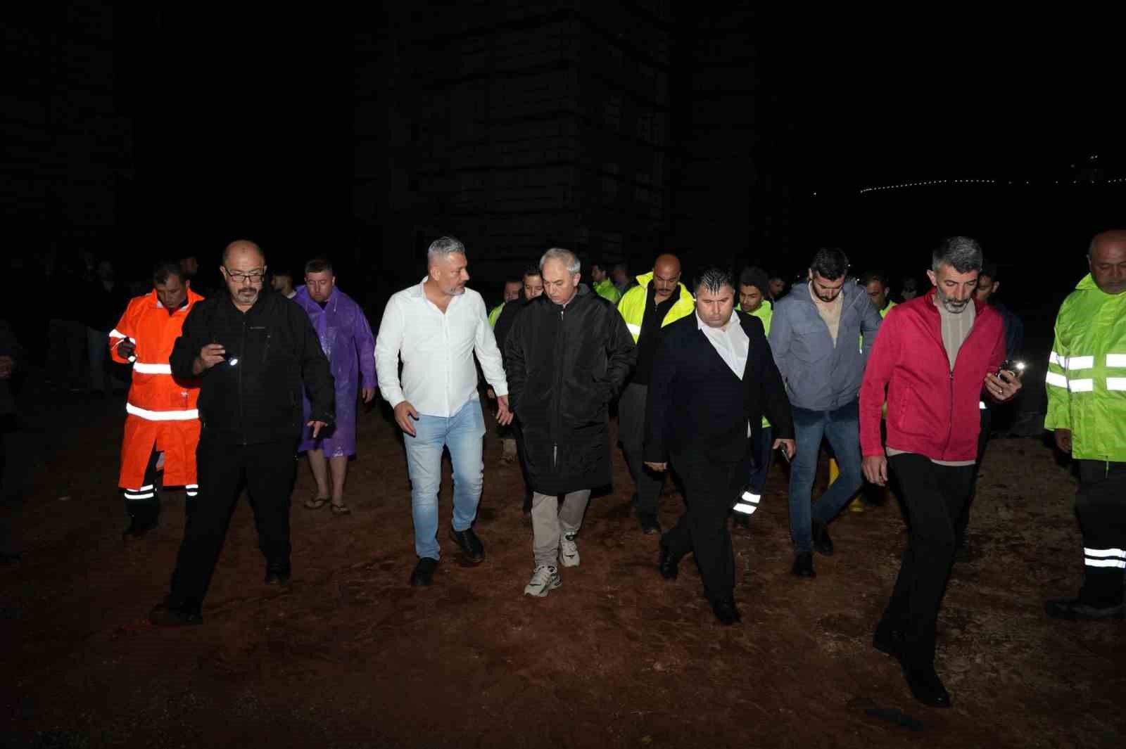 Kepez’de hortum felaketinin izleri siliniyor