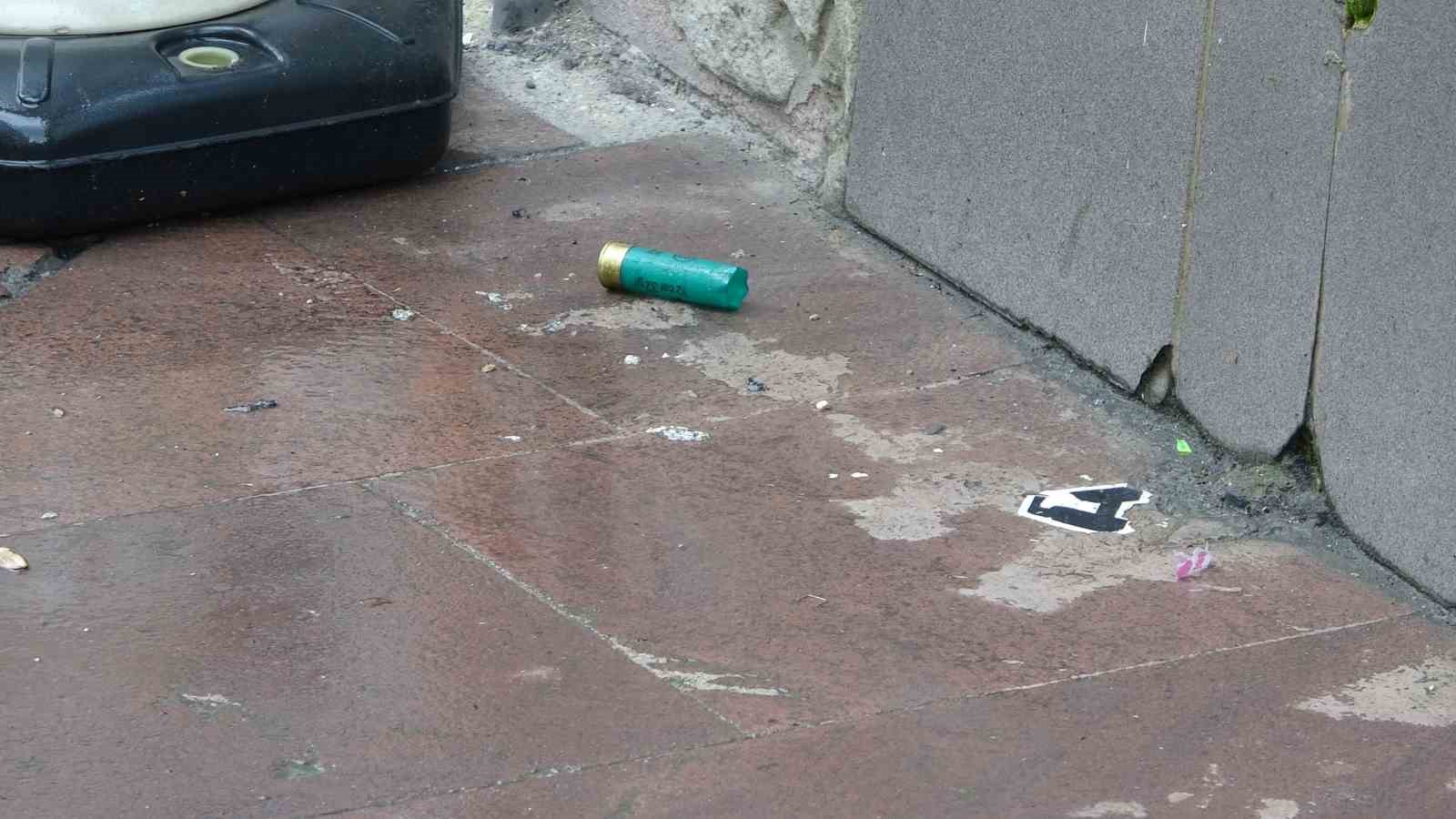 Şehrin en işlek caddesinde tüfekle rastgele ateş açtı, 4 kişi yaralandı: Olay anı kamerada