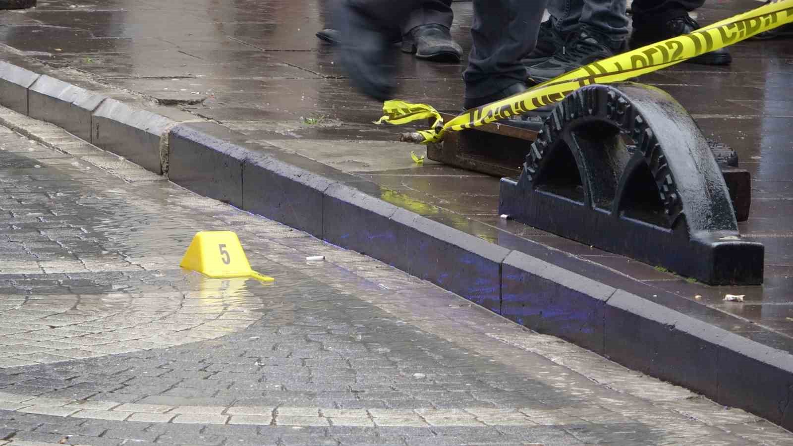 Şehrin en işlek caddesinde tüfekle rastgele ateş açtı, 4 kişi yaralandı: Olay anı kamerada