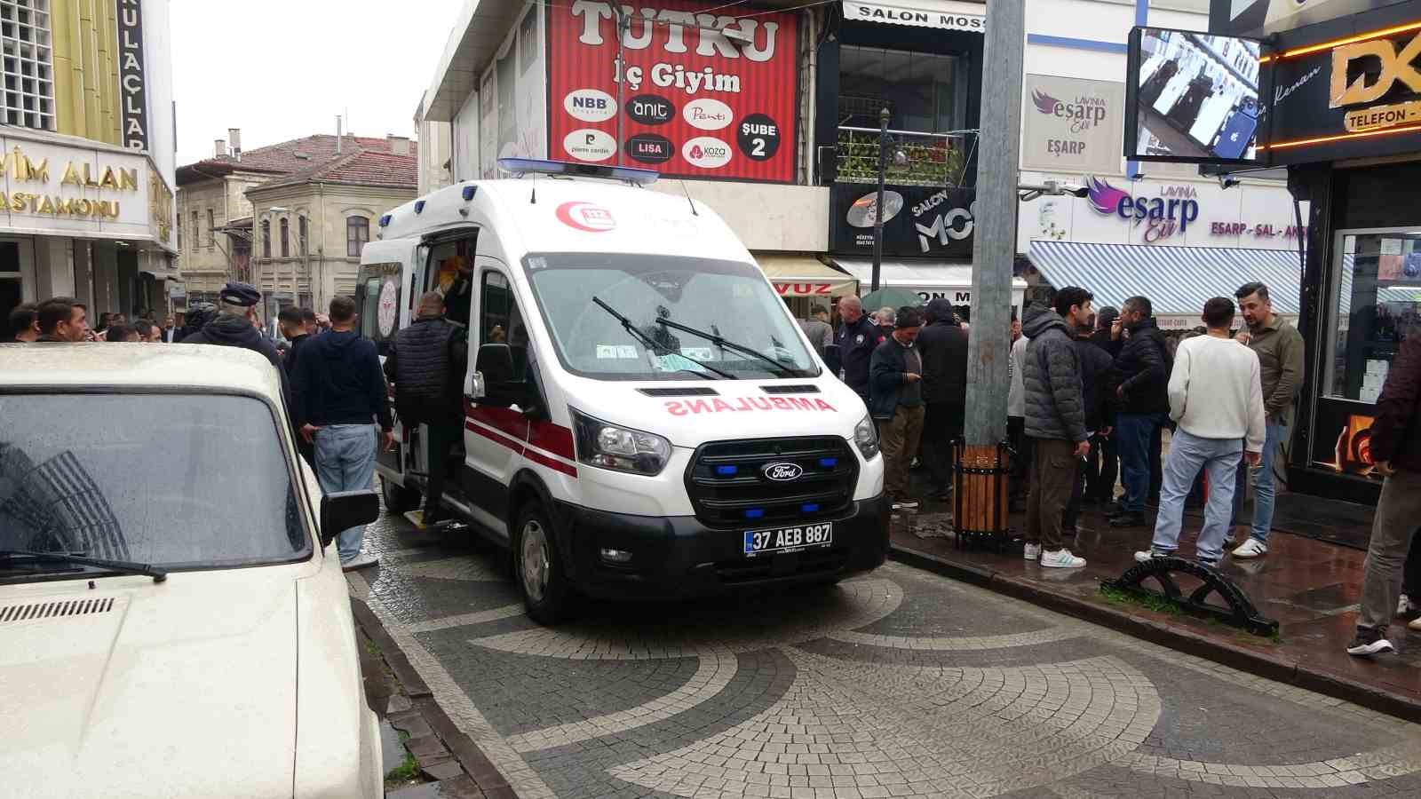 Şehrin en işlek caddesinde tüfekle rastgele ateş açtı, 4 kişi yaralandı: Olay anı kamerada