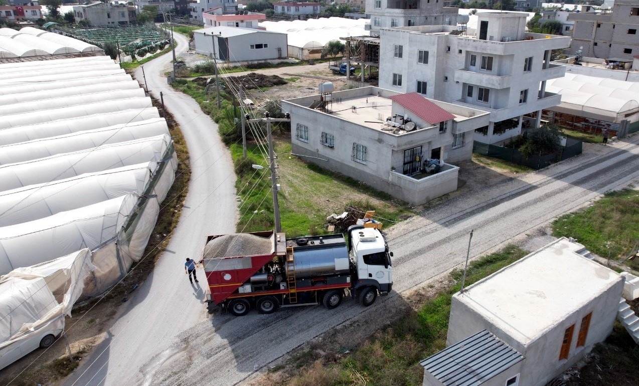 Akdeniz Belediyesi ilçenin dört bir yanında asfalt çalışmalarını sürdürüyor