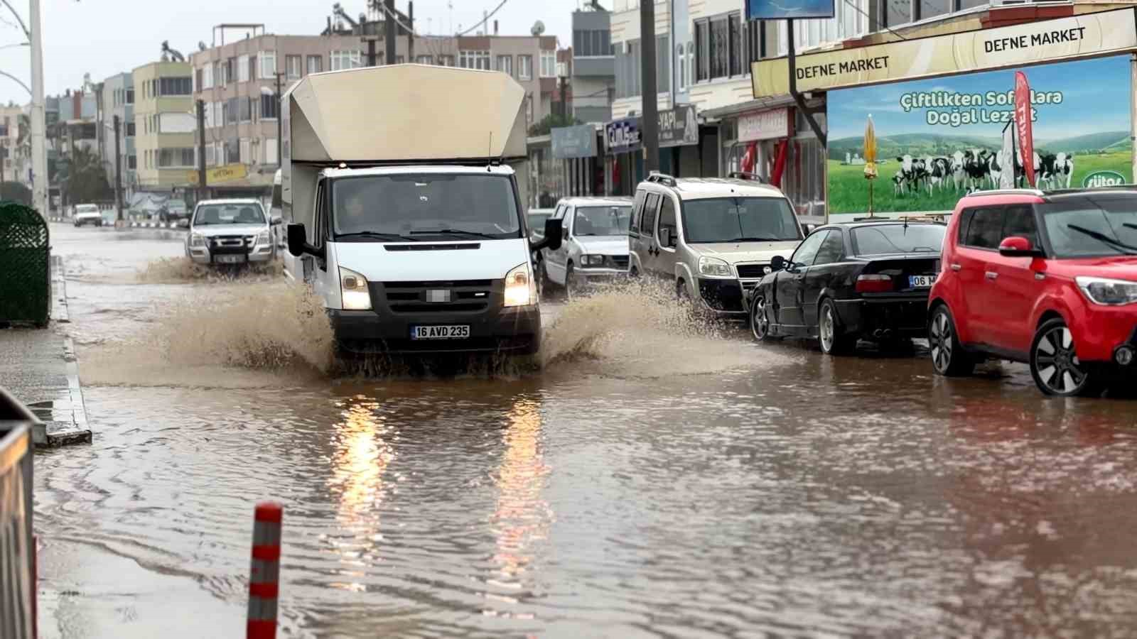 Karacabey’de yollar göle döndü, denize çıkamayanlar evlerinin önünden balık tuttu
