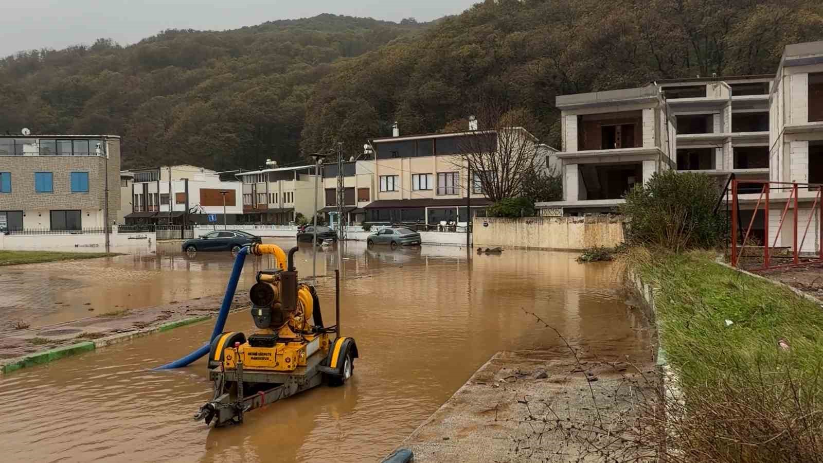 Karacabey’de yollar göle döndü, denize çıkamayanlar evlerinin önünden balık tuttu