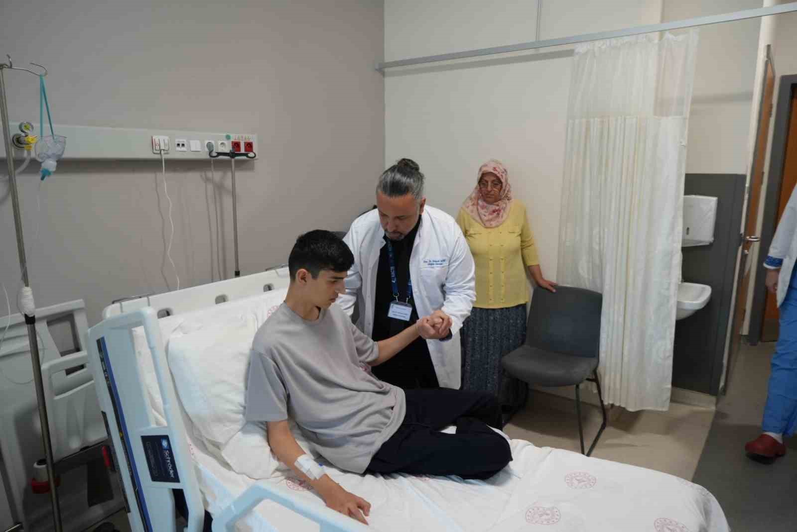 Samsun Şehir Hastanesinde ilk: 17 yaşındaki çocuğun ’kunduracı göğsü’ kapalı ameliyatla düzeltildi