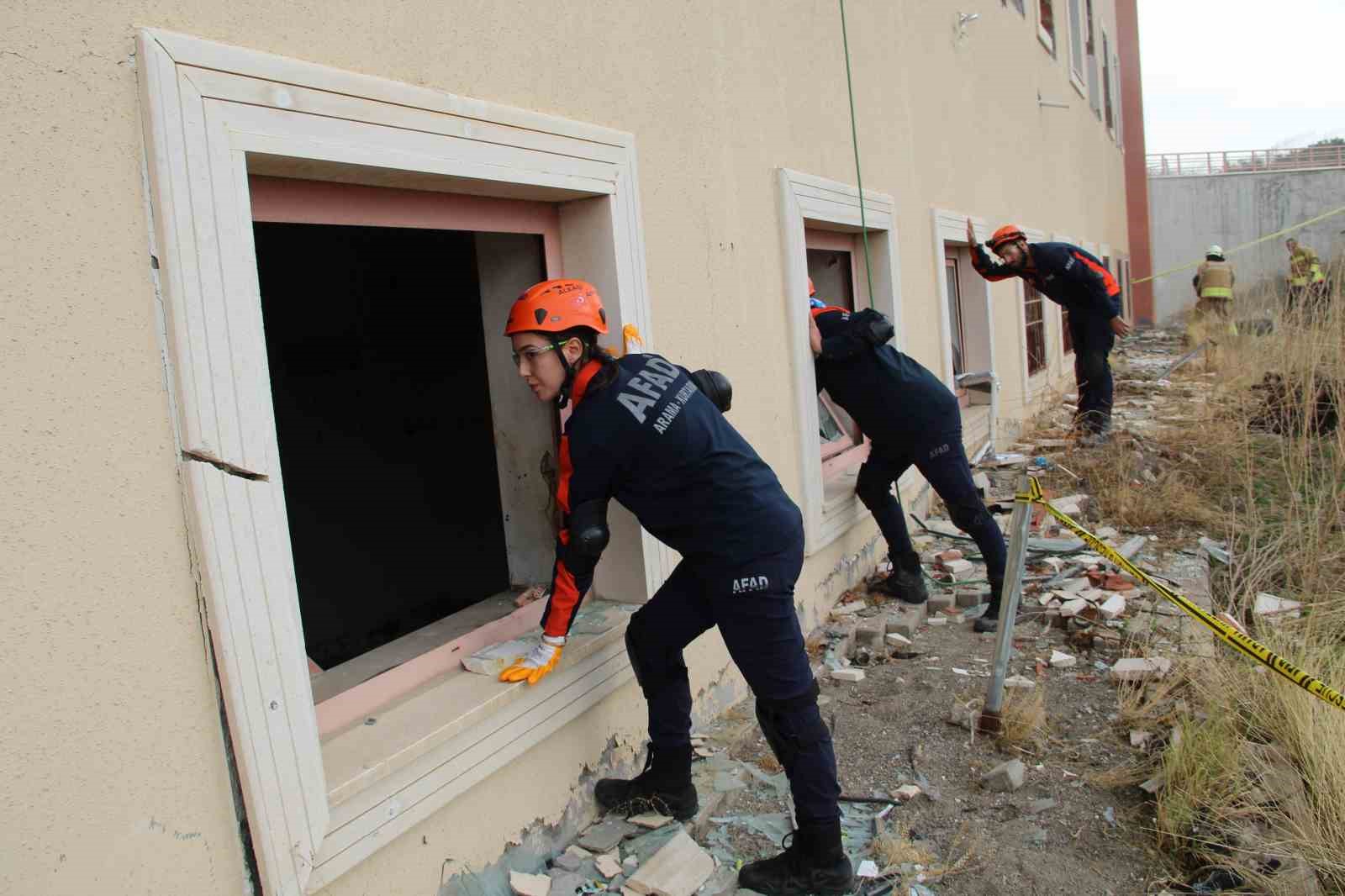 Bingöl’deki deprem tatbikatı gerçeği aratmadı
