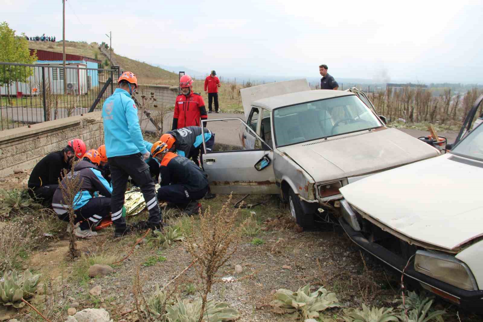 Bingöl’deki deprem tatbikatı gerçeği aratmadı