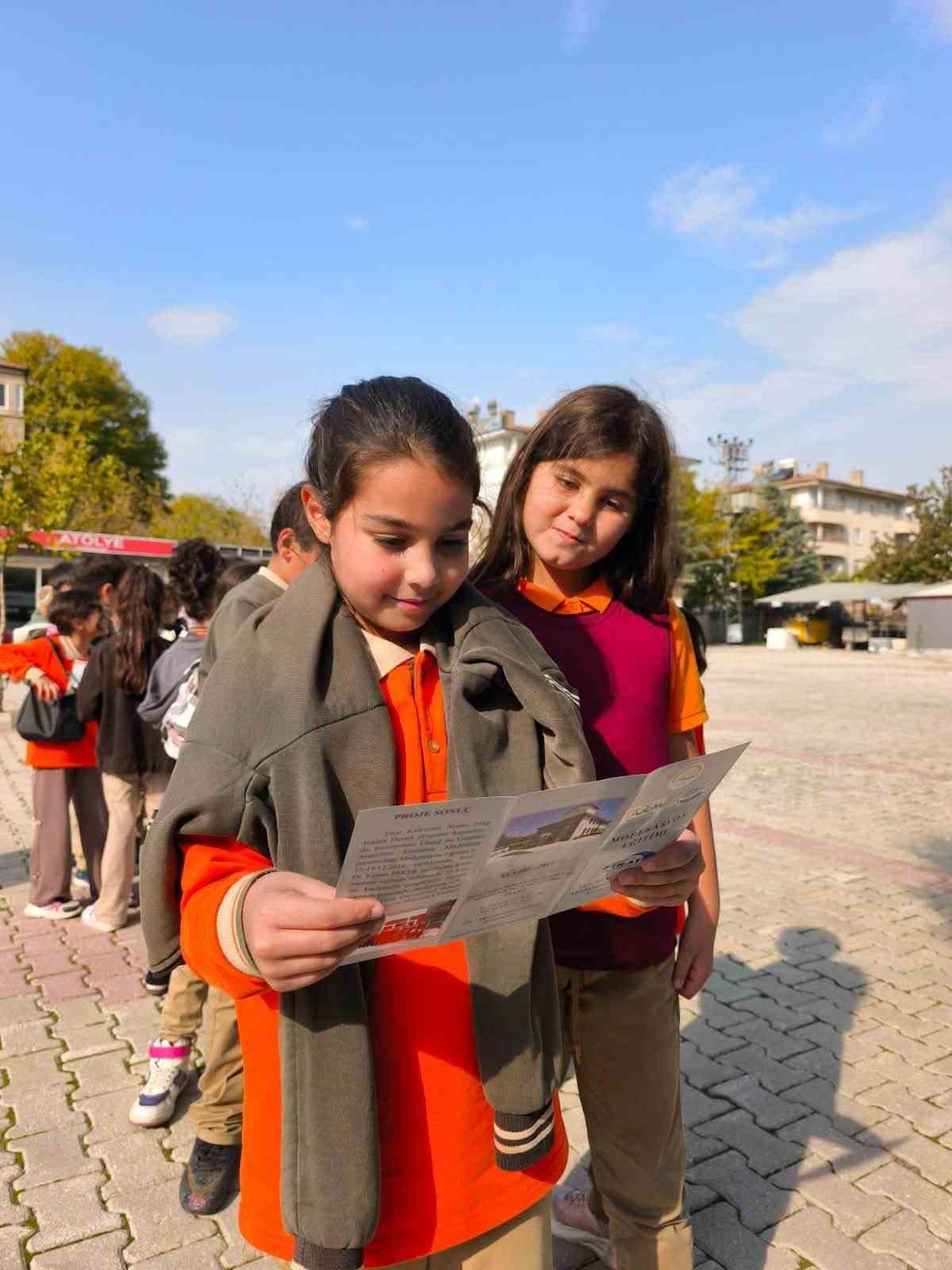 Elazığ’da öğrenciler balıkları yakından tanıdı