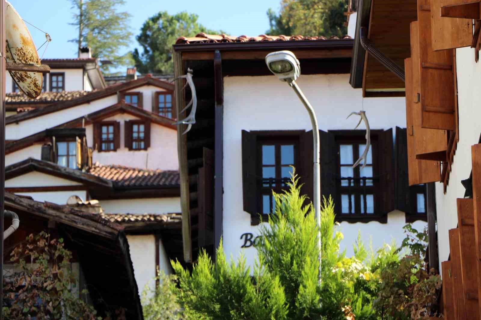 Tarihi konak ve evlerin çatılarındaki geyik boynuzları asırlık inanışları yaşatıyor