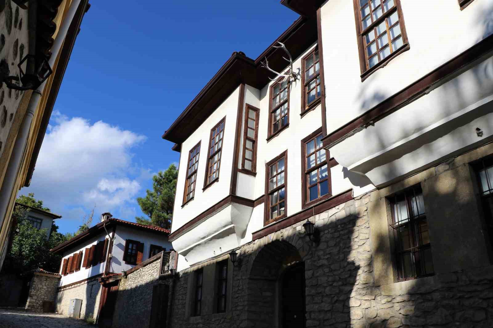 Tarihi konak ve evlerin çatılarındaki geyik boynuzları asırlık inanışları yaşatıyor