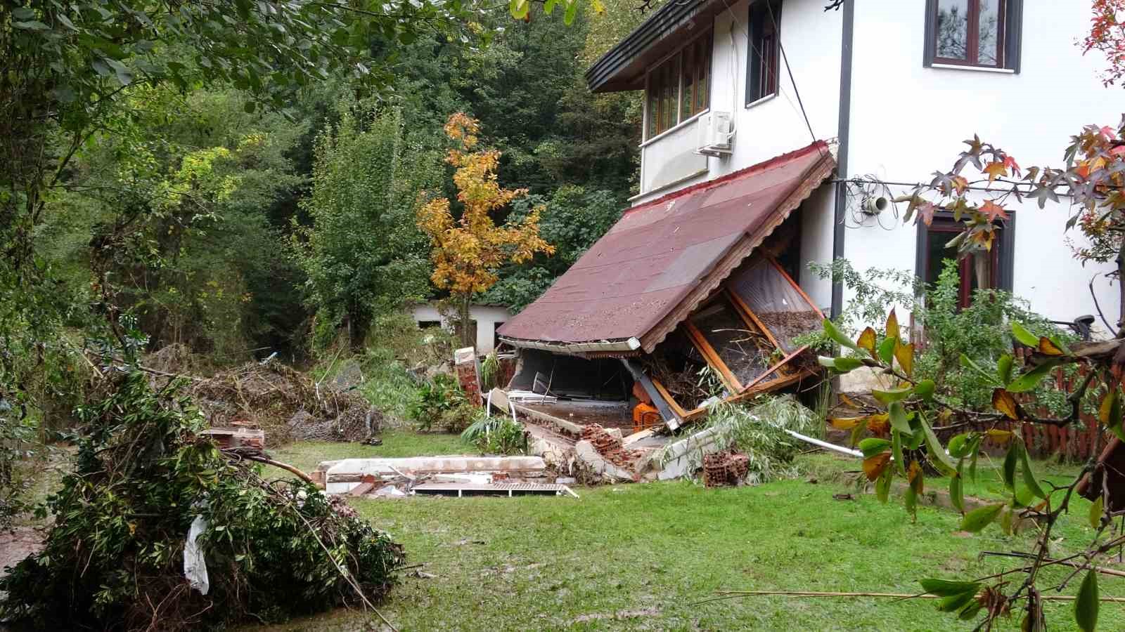 Şile’de sel suları yolları tahrip etti, araçlar sürüklendi