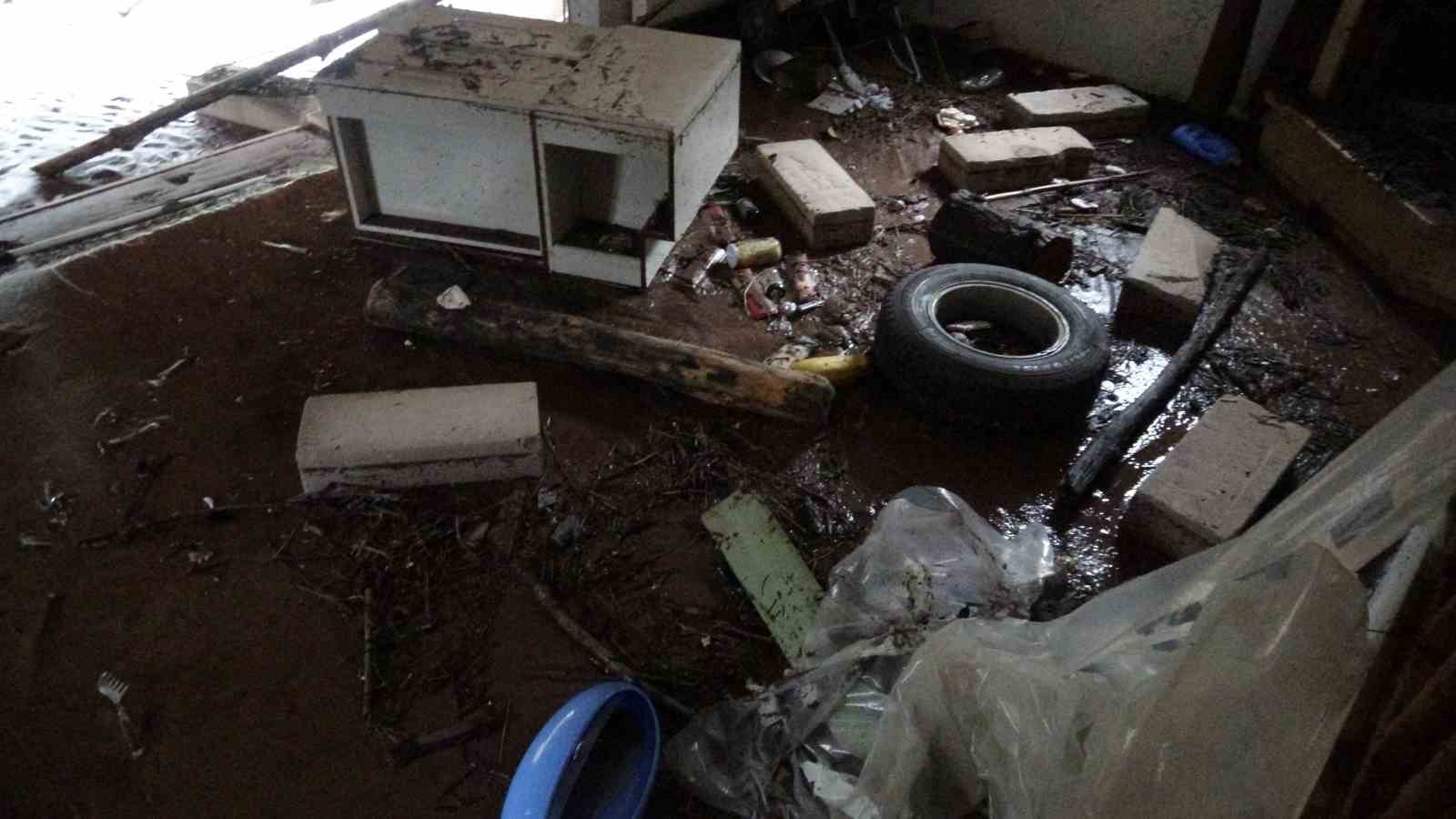 Şile’de sel suları yolları tahrip etti, araçlar sürüklendi