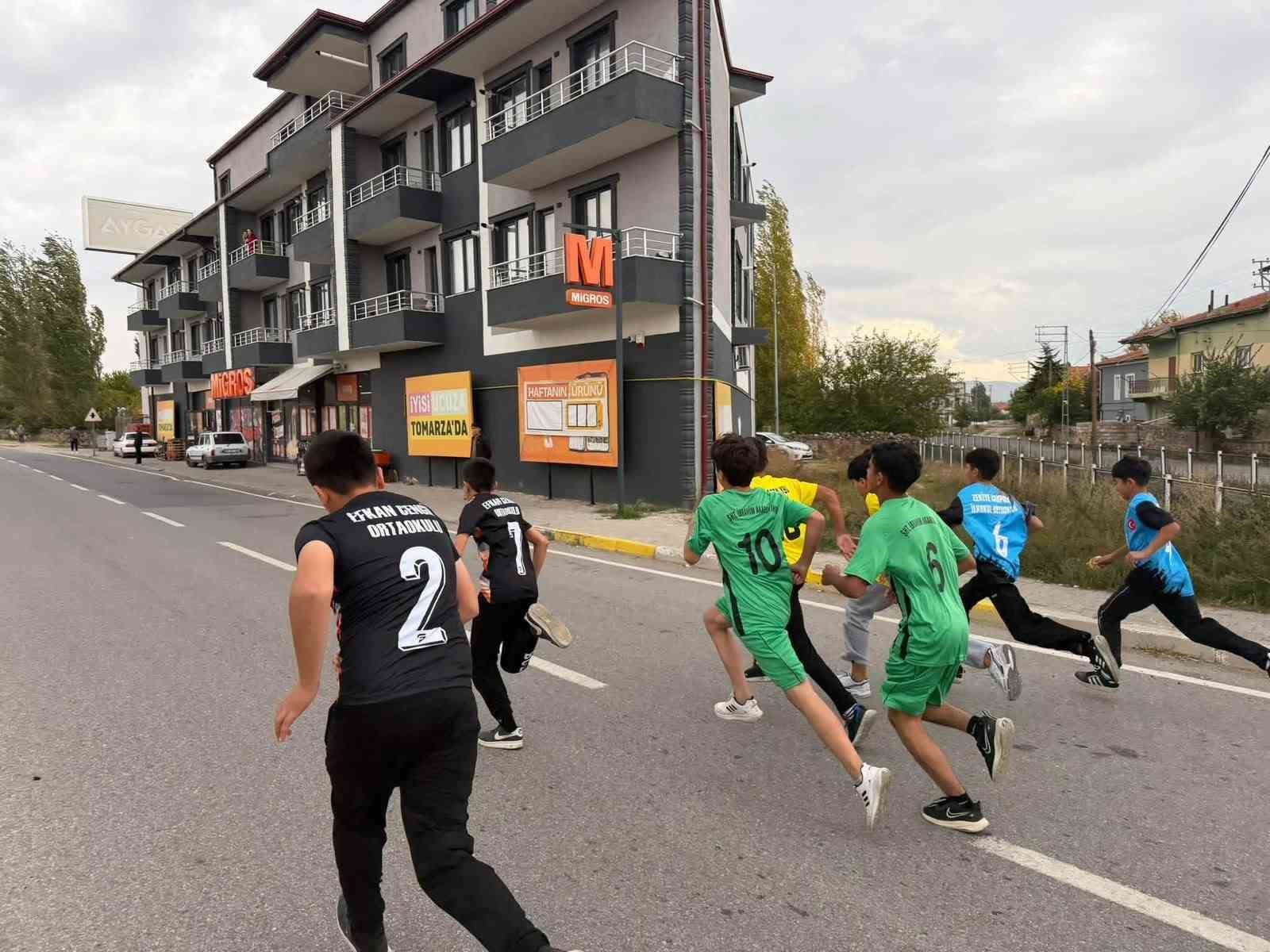 Tomarza’da 29 Ekim Cumhuriyet Kupası Atletizm Yarışları düzenlendi