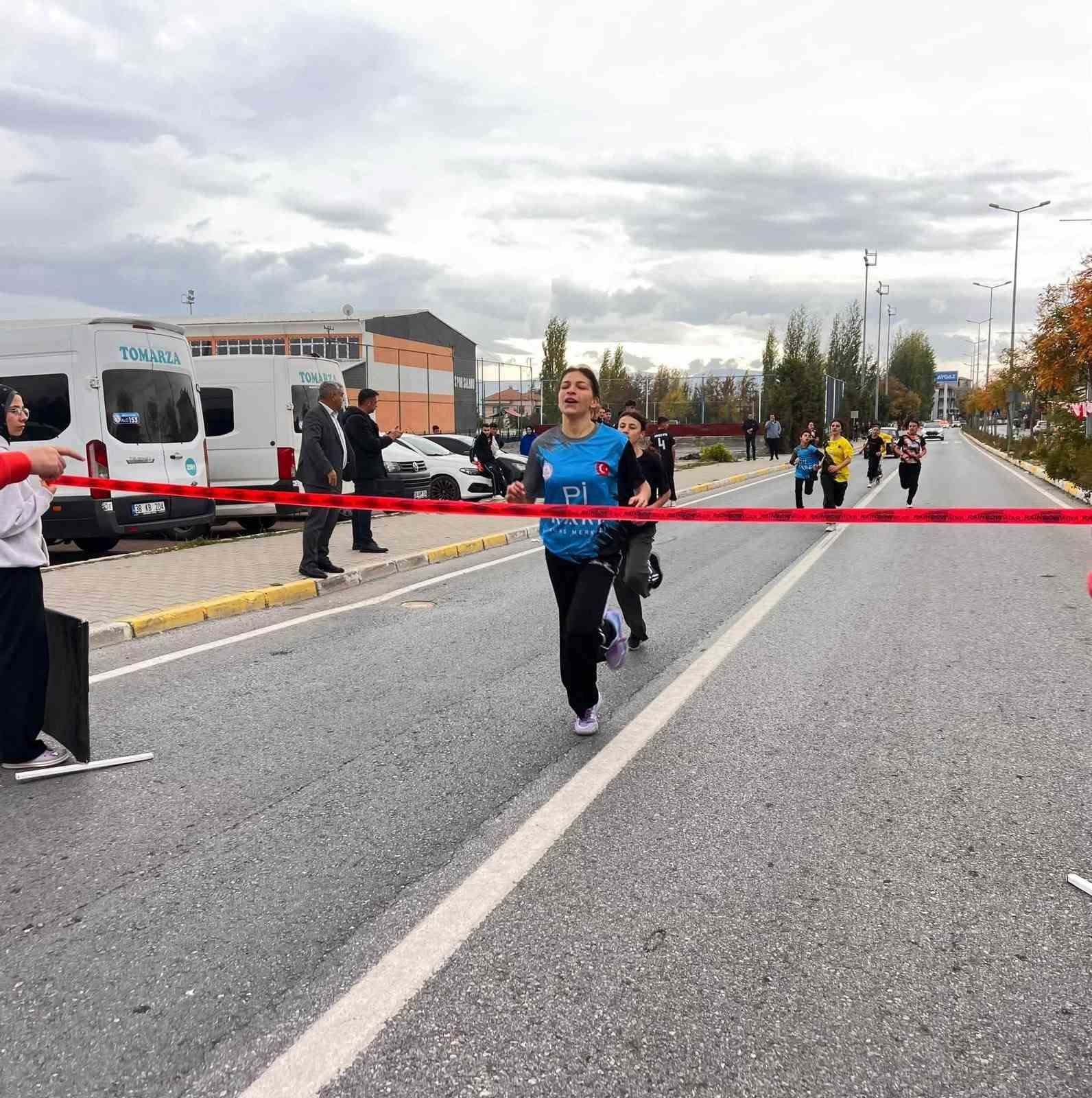 Tomarza’da 29 Ekim Cumhuriyet Kupası Atletizm Yarışları düzenlendi
