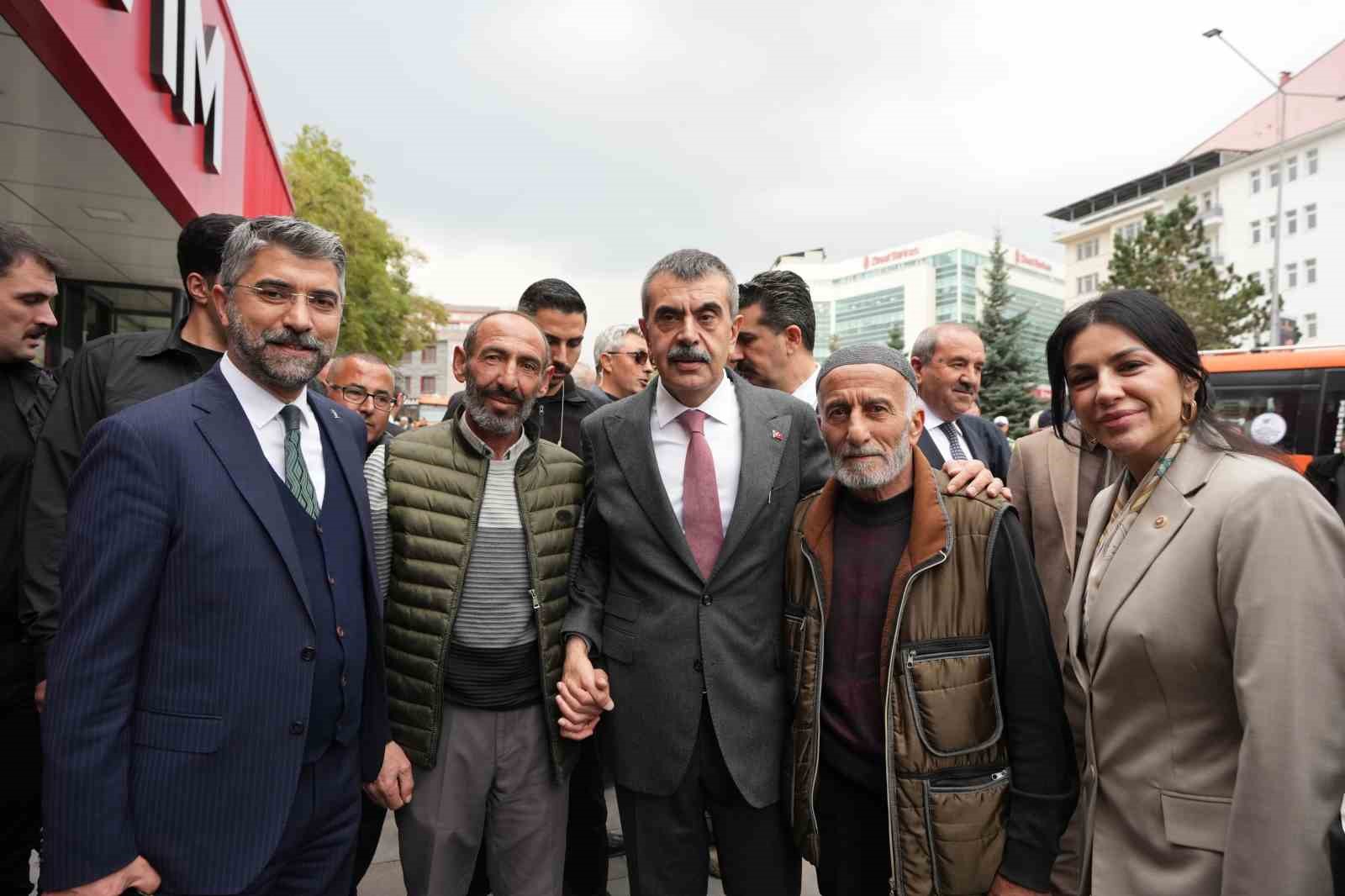 Bakan Tekin: "Sahtekarlara, hırsızlara sahip çıkan bir muhalefetle karşı karşıyayız"