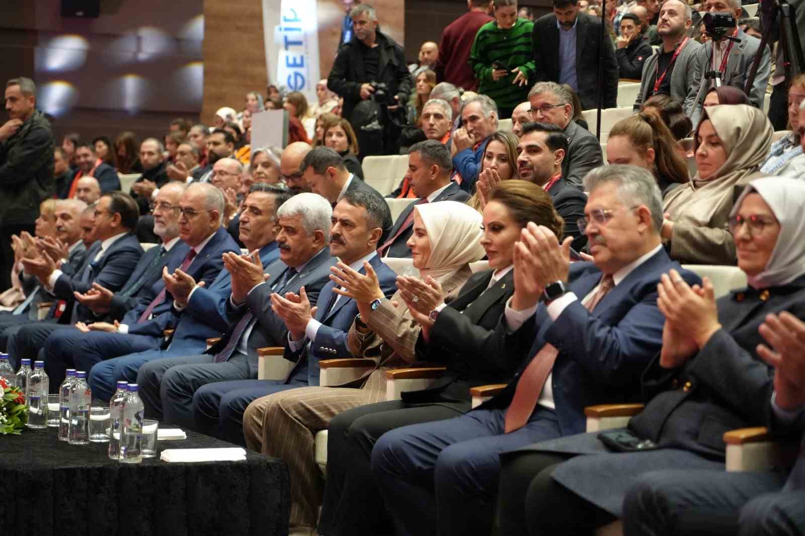 Bakan Göktaş: "Aileyi güçlendirmek için tüm alanlar aile dostu olmalı"