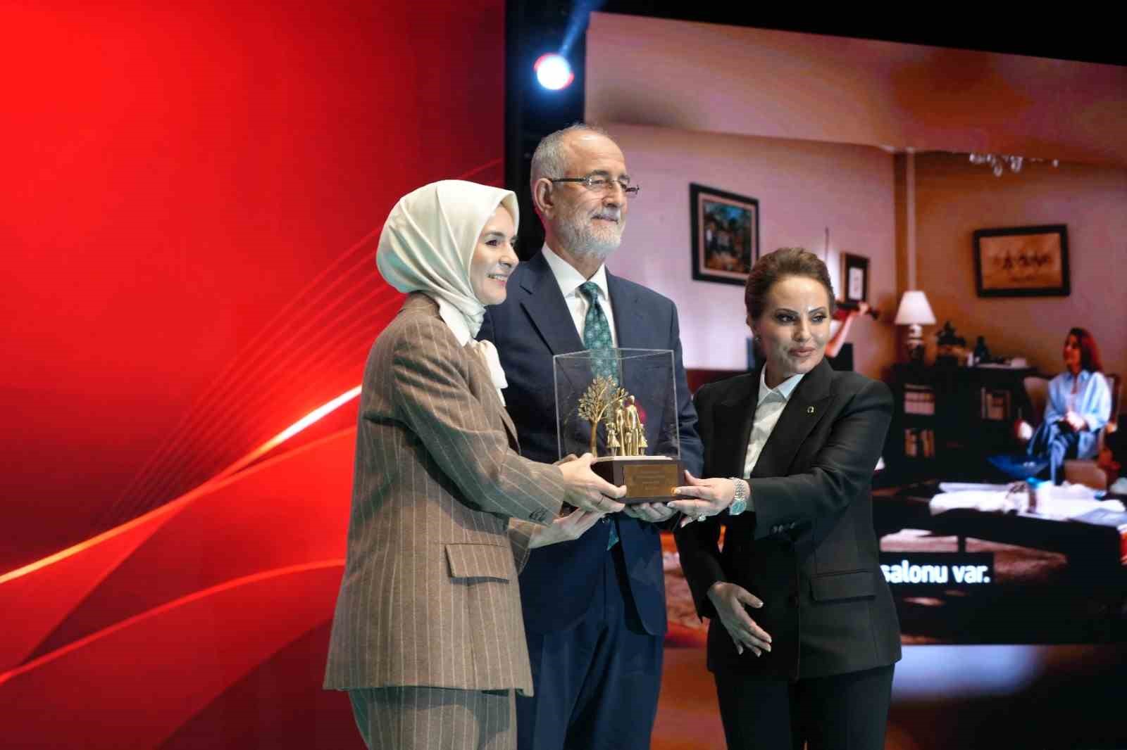 Bakan Göktaş: "Aileyi güçlendirmek için tüm alanlar aile dostu olmalı"