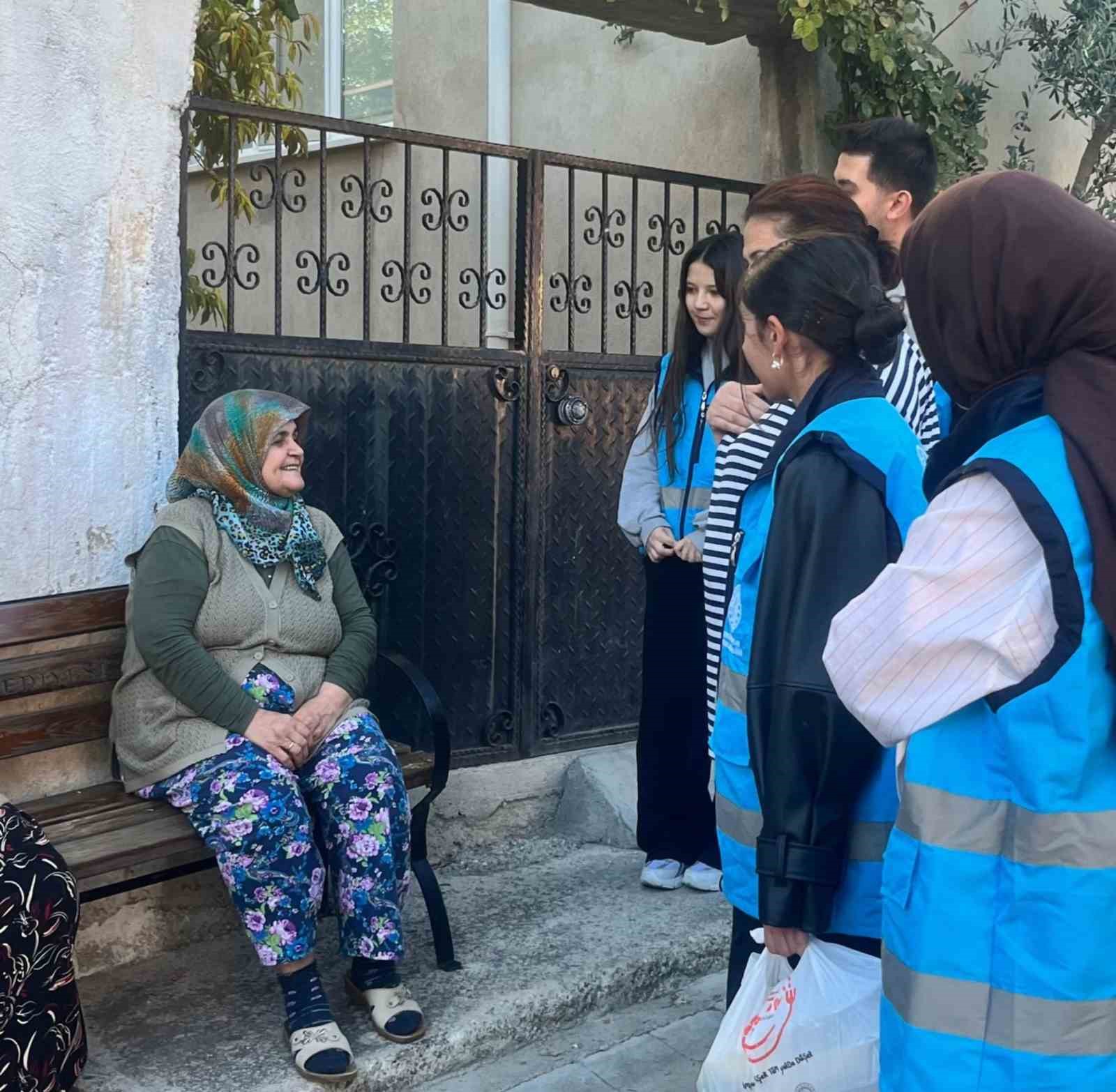 Manisalı gençler yaşlıları yalnız bırakmıyor