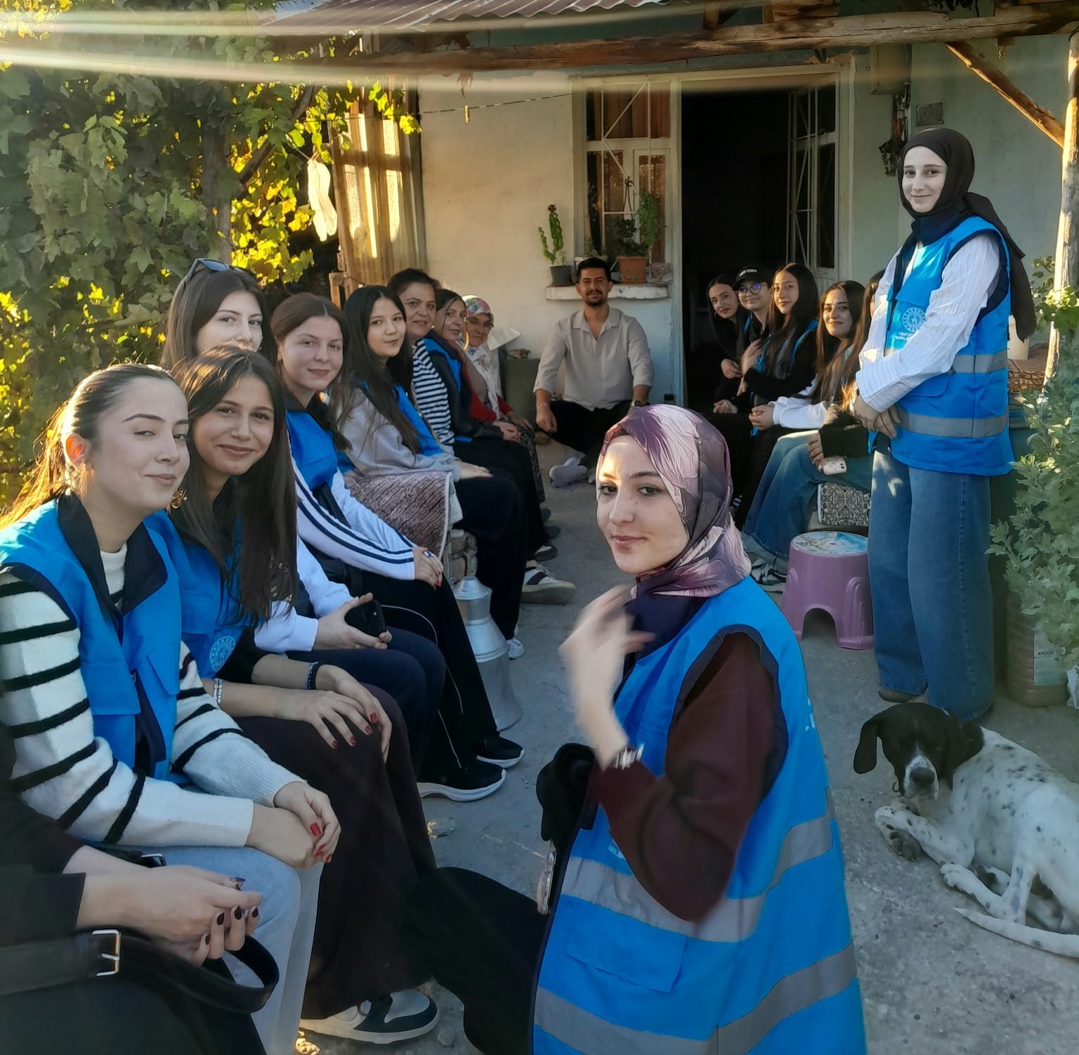Manisalı gençler yaşlıları yalnız bırakmıyor
