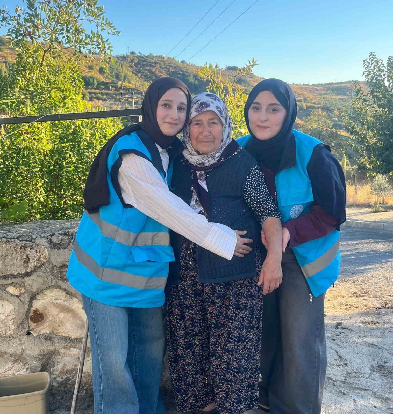 Manisalı gençler yaşlıları yalnız bırakmıyor