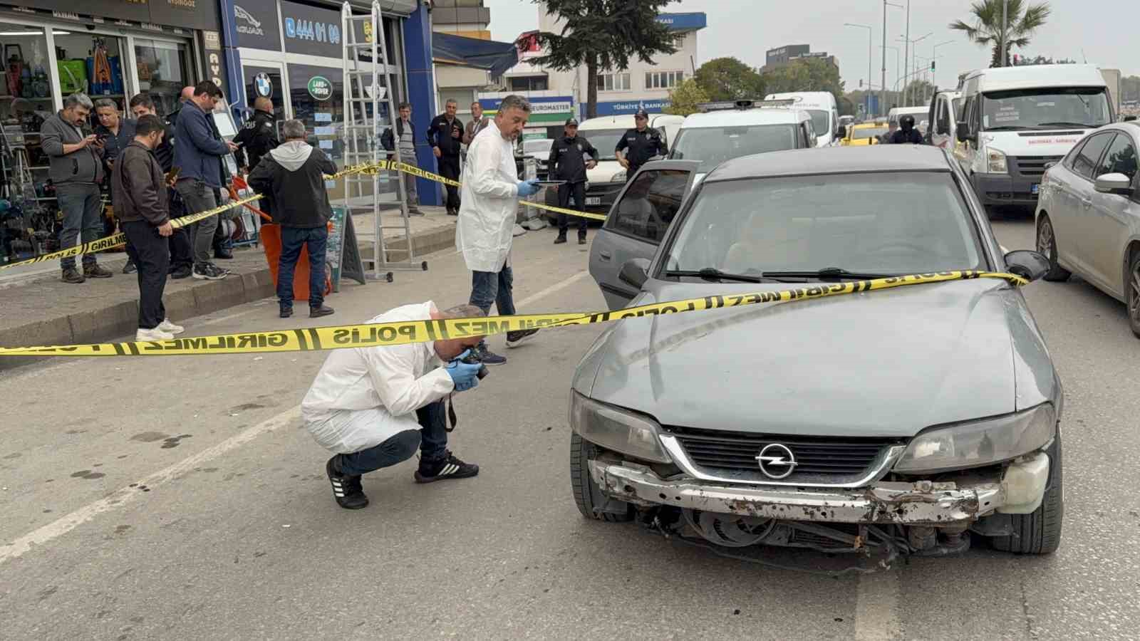 Önünü kestikleri şahsı bıçaklayıp aracının lastiklerini kestiler