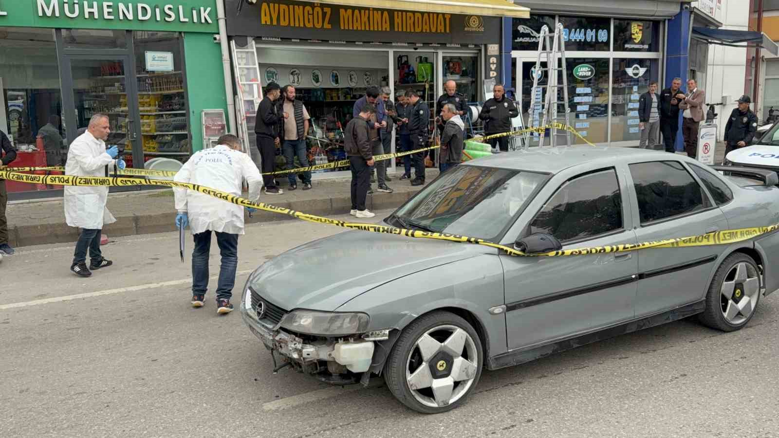 Önünü kestikleri şahsı bıçaklayıp aracının lastiklerini kestiler