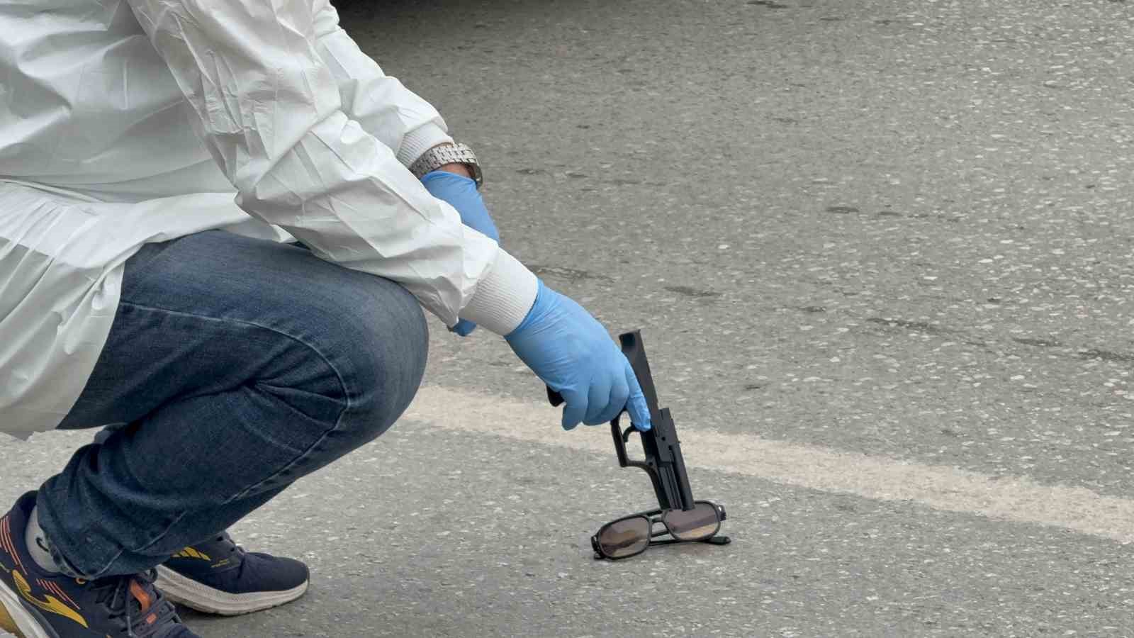 Önünü kestikleri şahsı bıçaklayıp aracının lastiklerini kestiler