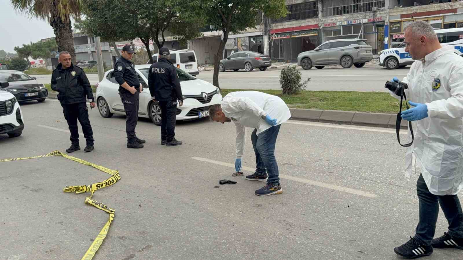 Önünü kestikleri şahsı bıçaklayıp aracının lastiklerini kestiler
