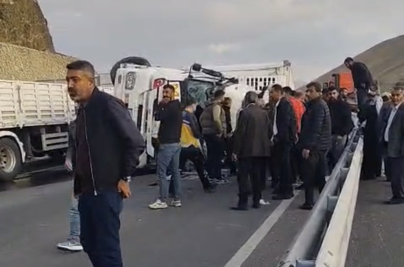 Van yolunda tır devrildi