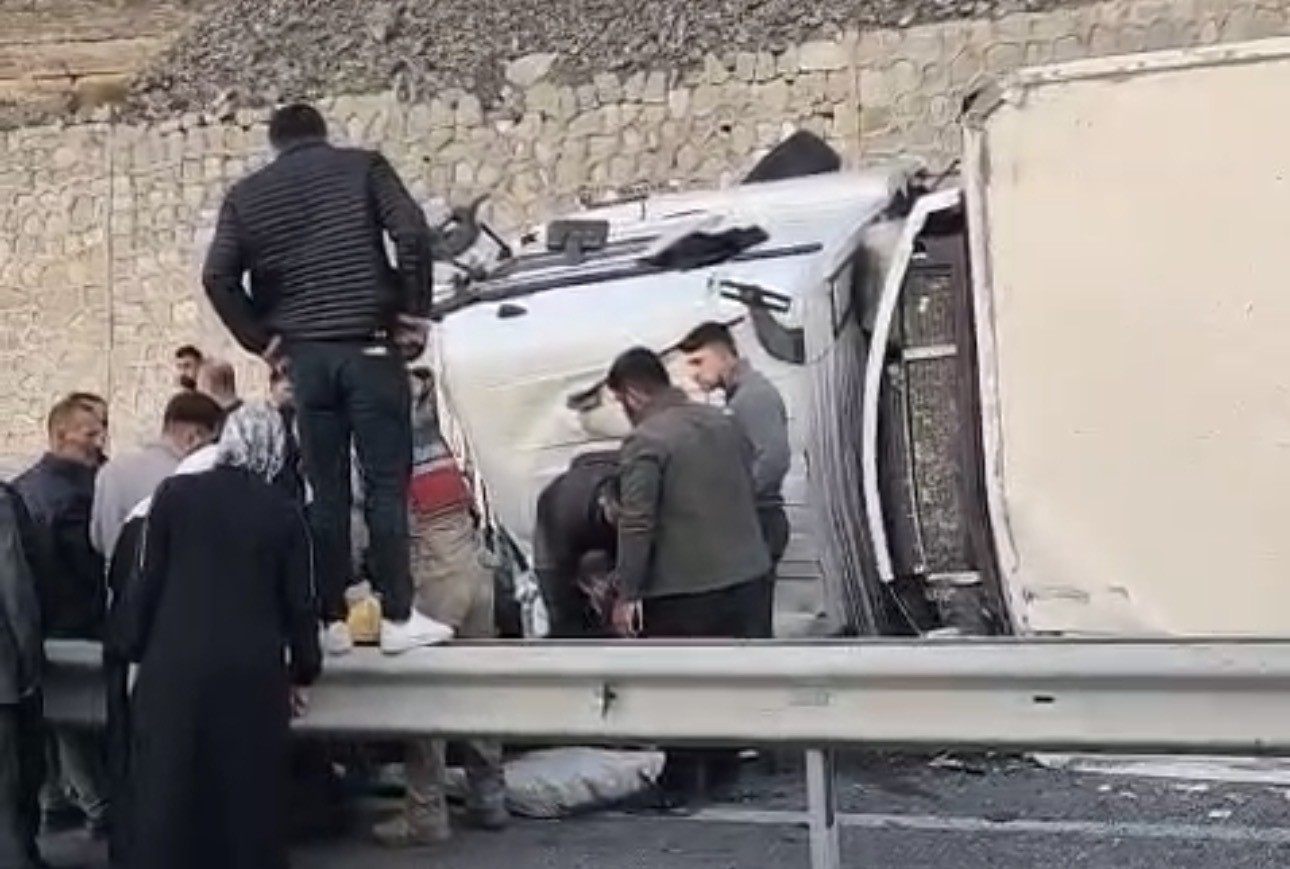 Van yolunda tır devrildi