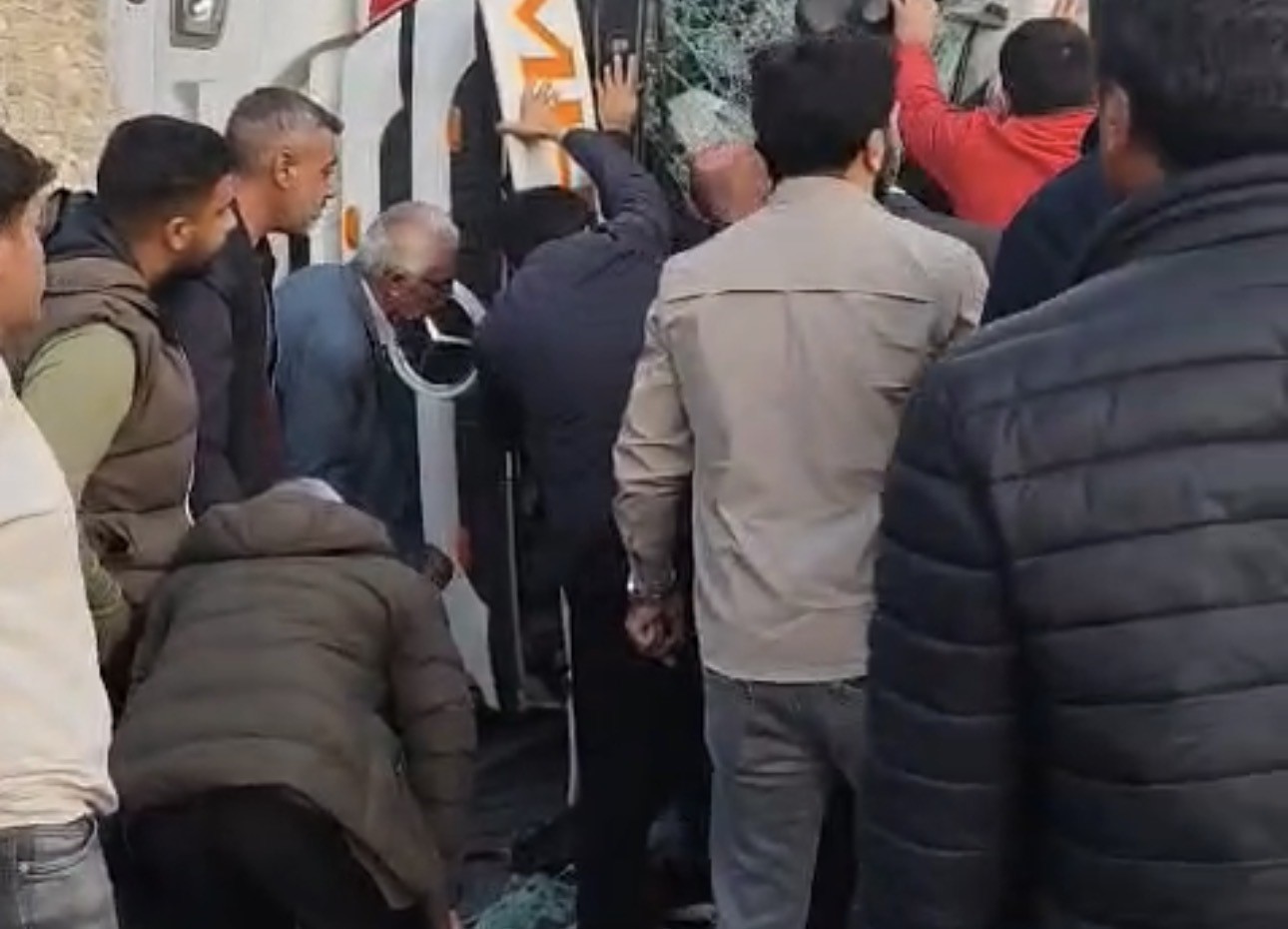 Van yolunda tır devrildi