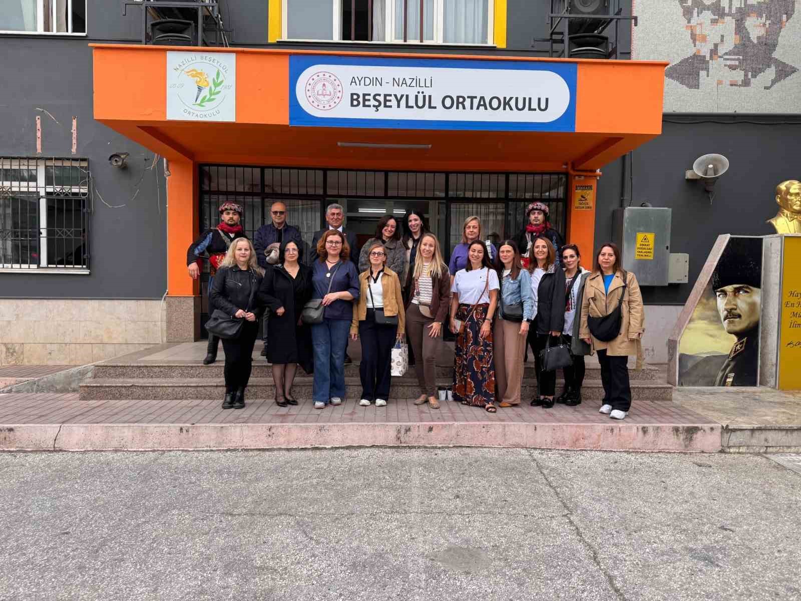Beşeylül Ortaokulu misafirleri İlçe Milli Eğitim Müdürü Güner ile görüştü