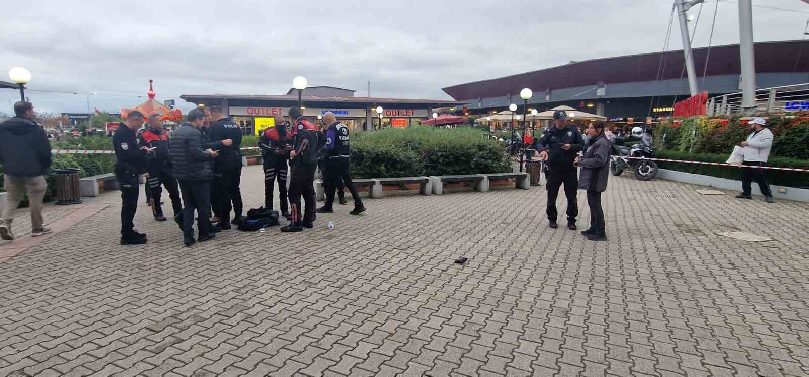 AVM’de silahı ateş alınca kendini vurdu