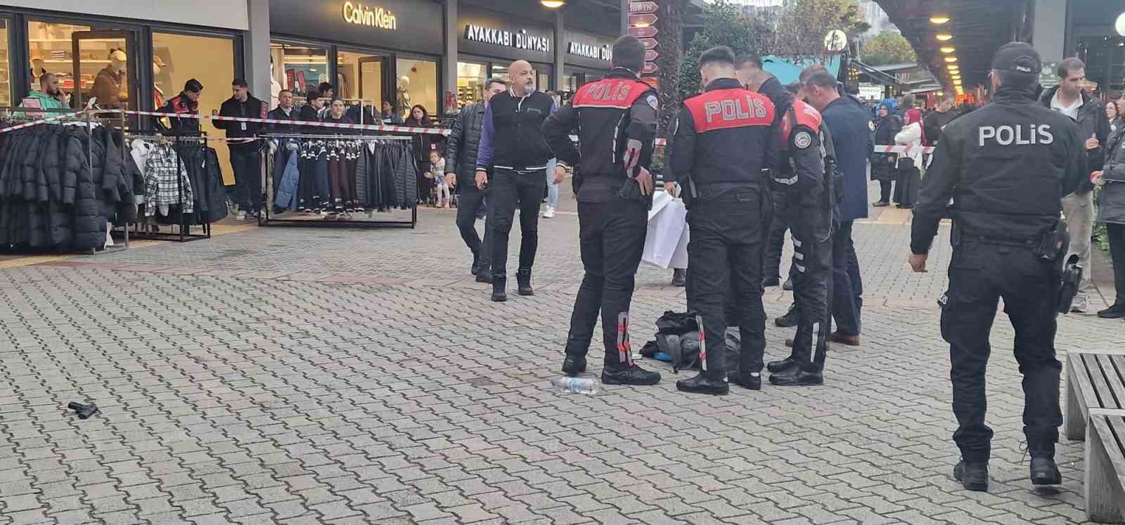 AVM’de silahı ateş alınca kendini vurdu