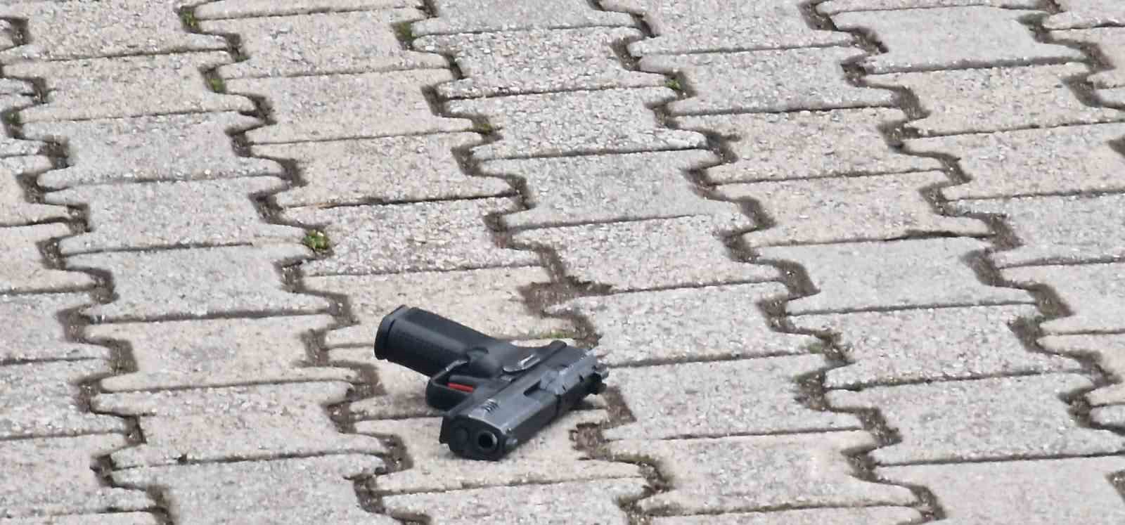 AVM’de silahı ateş alınca kendini vurdu