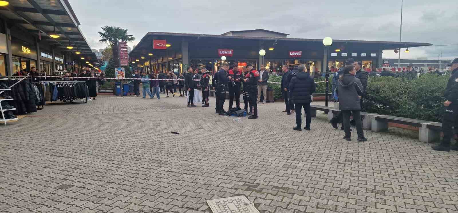 AVM’de silahı ateş alınca kendini vurdu
