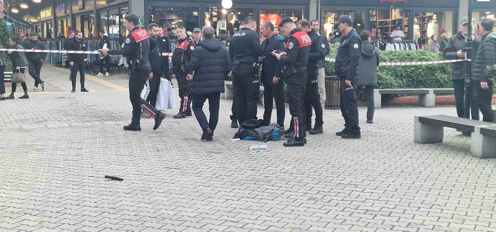 AVM’de silahı ateş alınca kendini vurdu