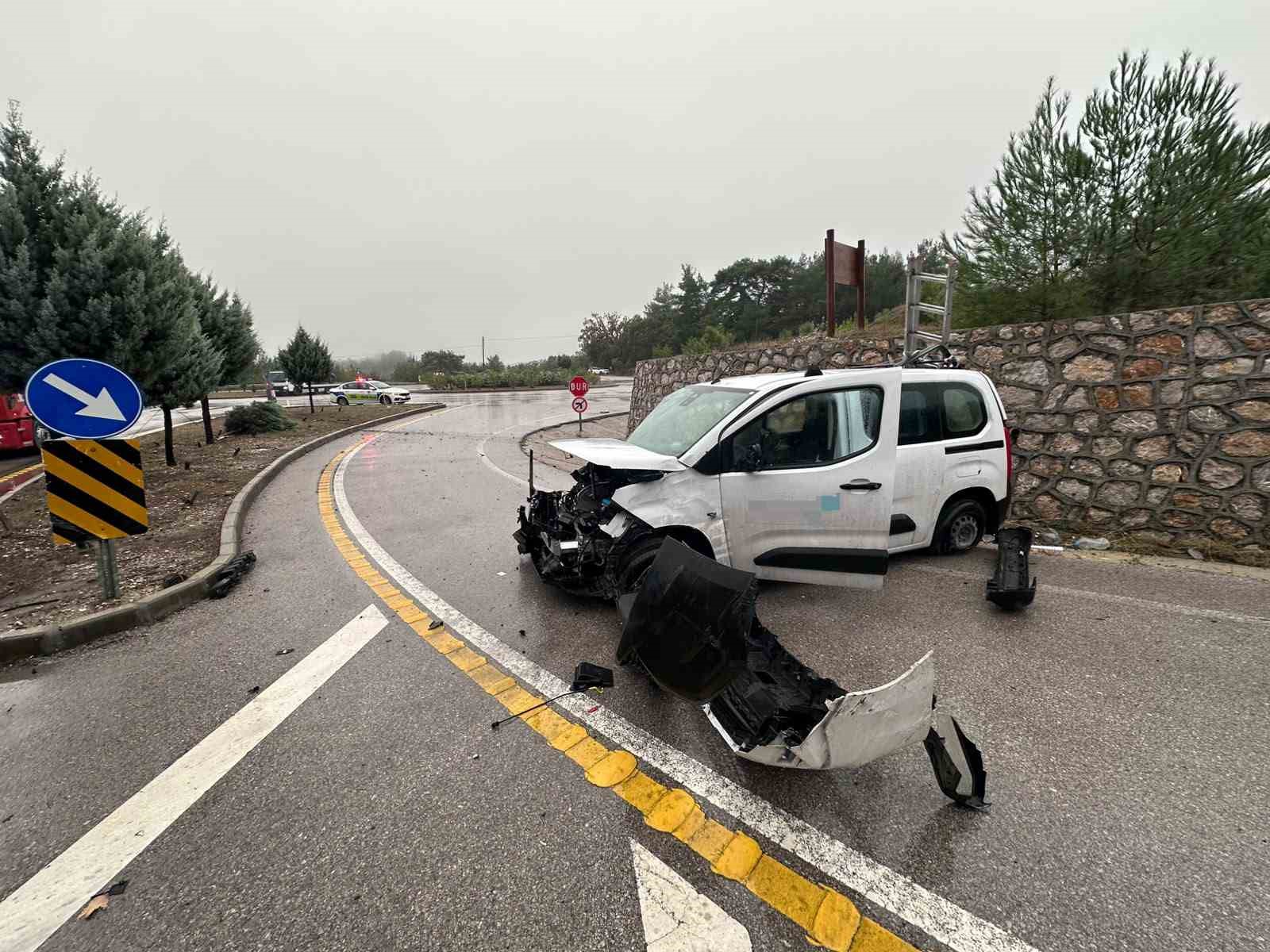 Çanakkale’de hafif ticari araç takla attı, sürücü yaralandı