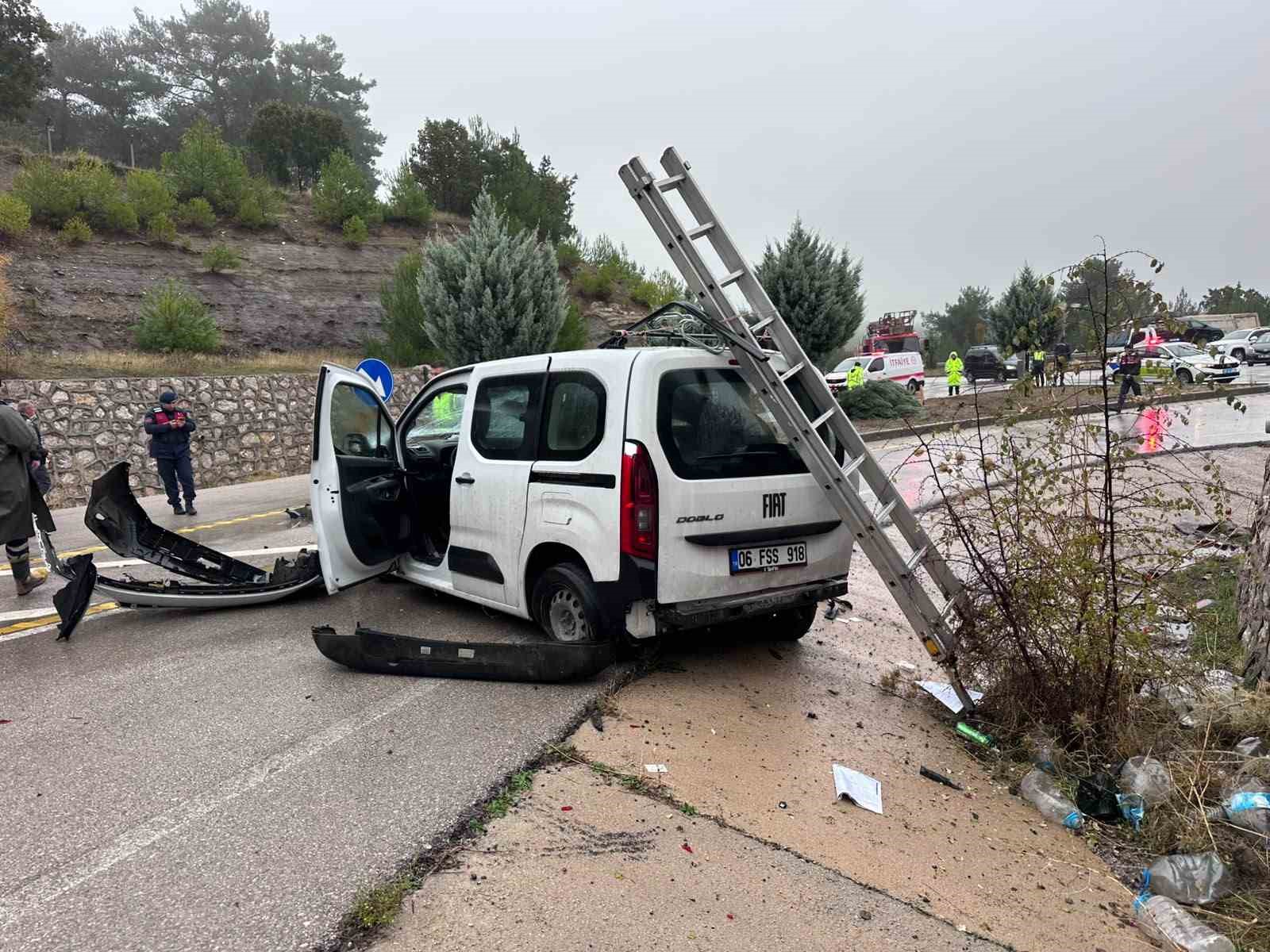 Çanakkale’de hafif ticari araç takla attı, sürücü yaralandı