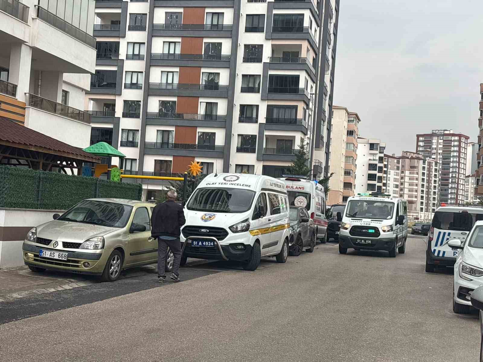Niğde’de genç kız çatı katında ölü bulundu