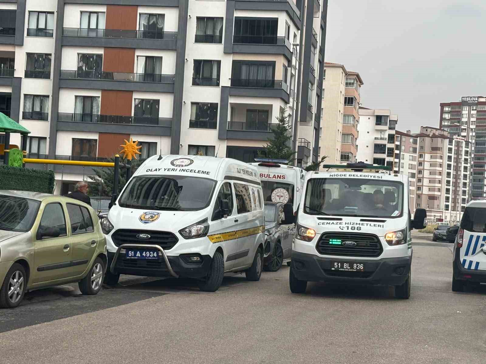 Niğde’de genç kız çatı katında ölü bulundu