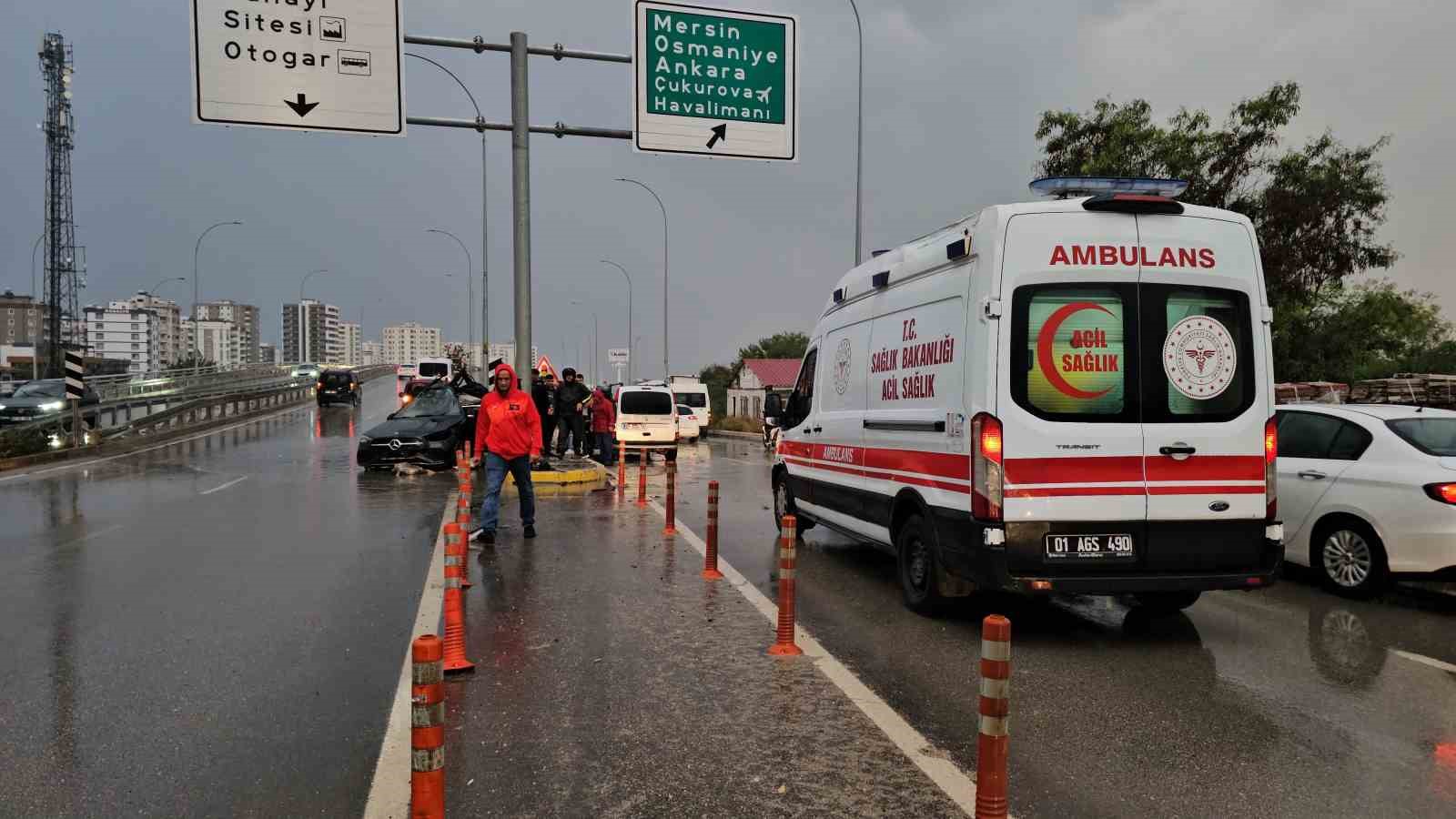 Adana’da otomobil direğe çarptı: 1 ölü