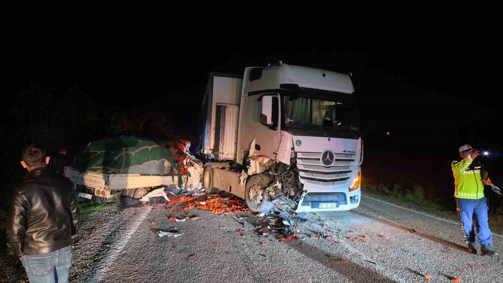 Tır ile kamyonet kafa kafaya çarpıştı: 2 ağır yaralı